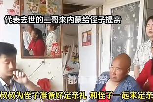 乔治两罚不中 字母哥场边鼓掌？身后的女助教笑嘻了